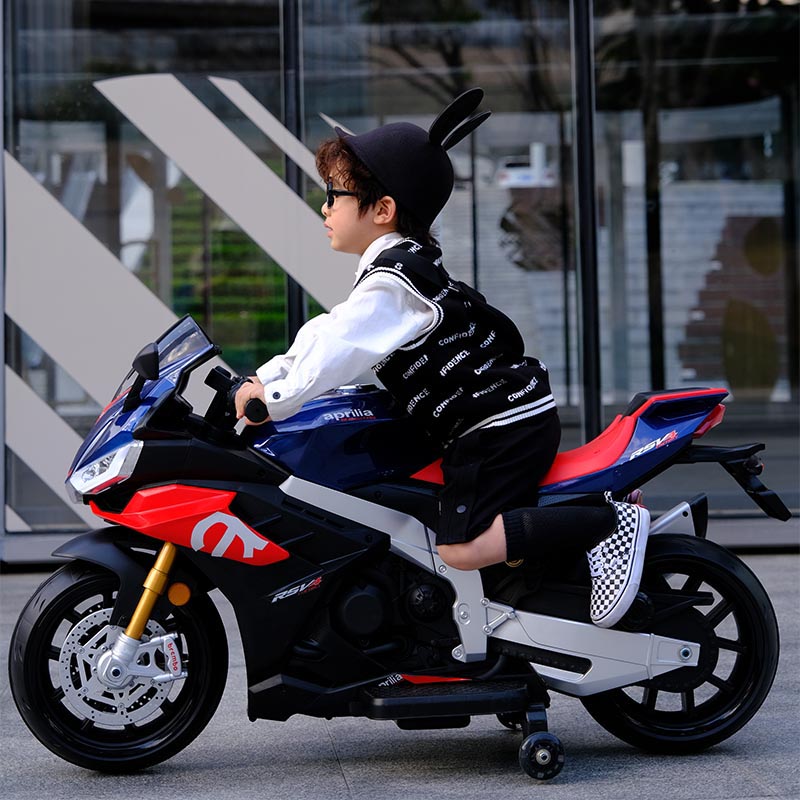 Licencjonowany motocykl elektryczny Aprilia RSV4 uruchamiany jednym przyciskiem